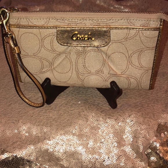 Coach Handbags - Gently used Coach large wristlet! Coach Handbags - Gently used Coach large wristlet!